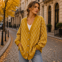 Dettaglio del cardigan giallo con scollo a V a coste e bottoni chiari