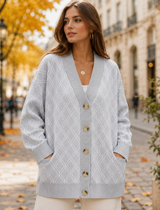 Cardigan grigio chiaro a rombi con tasche laterali e bottoni sul davanti
