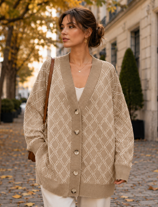 Cardigan kaki a rombi con scollo a V e bordi a coste, look da giorno