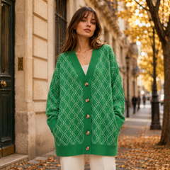Cardigan verde a rombi bianchi con bottoni e fondo a coste, mani in tasca