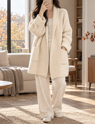 Cardigan donna bianco in maglia a coste con collo a scialle e tasche applicate