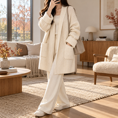 Cardigan bianco con collo a scialle lungo il davanti e due tasche applicate