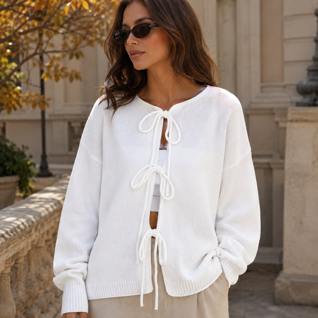 Cardigan donna bianco in maglia con fiocchi sul davanti e scollo girocollo