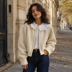 Cardigan donna bianco in maglia con zip e girocollo a coste su camicia
