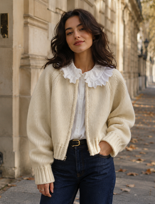 Cardigan donna bianco in maglia con zip e girocollo a coste su camicia