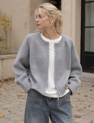 Cardigan grigio con girocollo a coste, zip aperta e pantaloni larghi