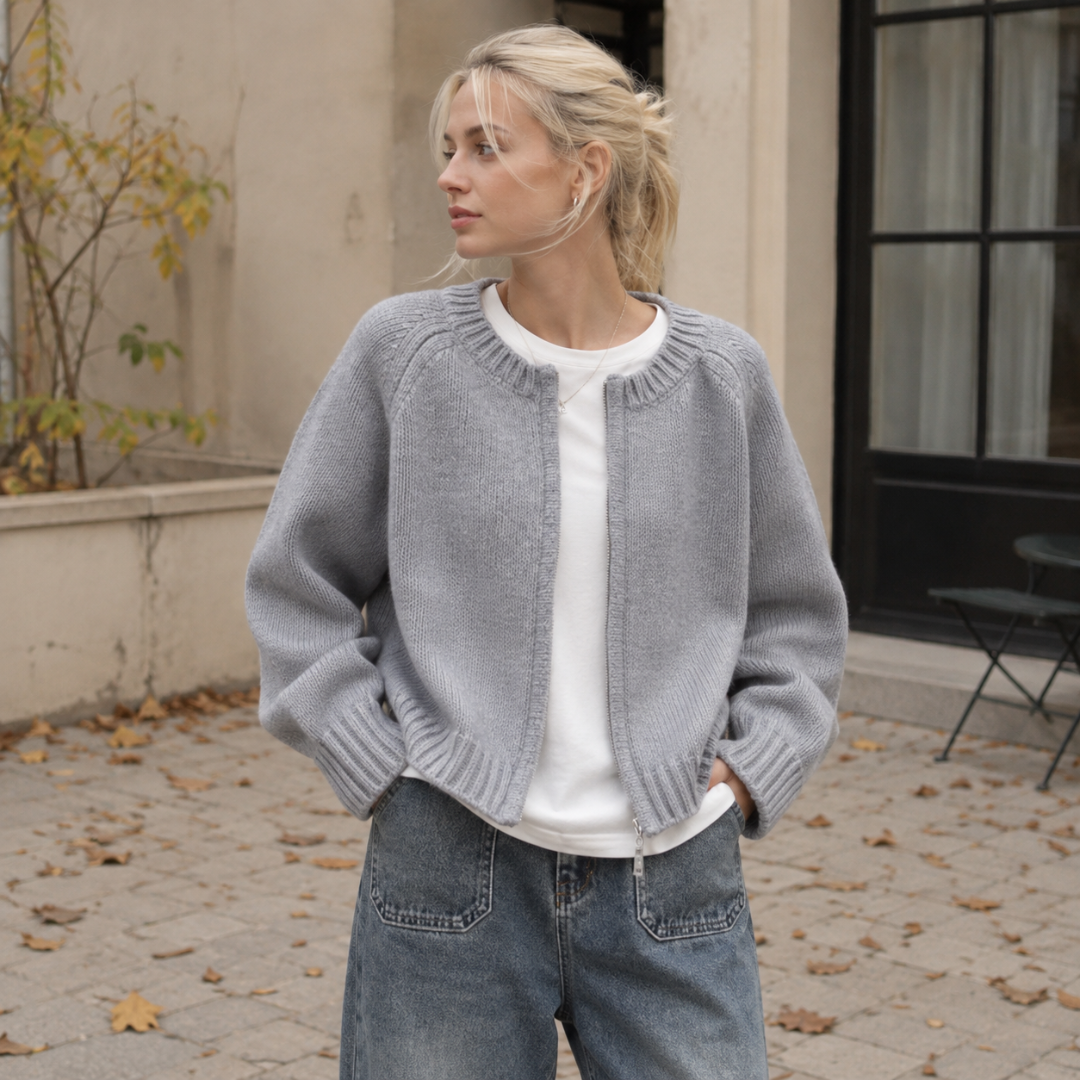 Cardigan grigio con girocollo a coste, zip aperta e pantaloni larghi