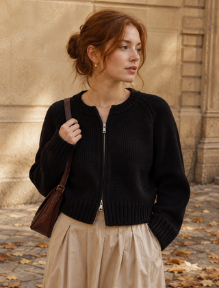 Cardigan nero corto con zip centrale abbinato a gonna beige lunga