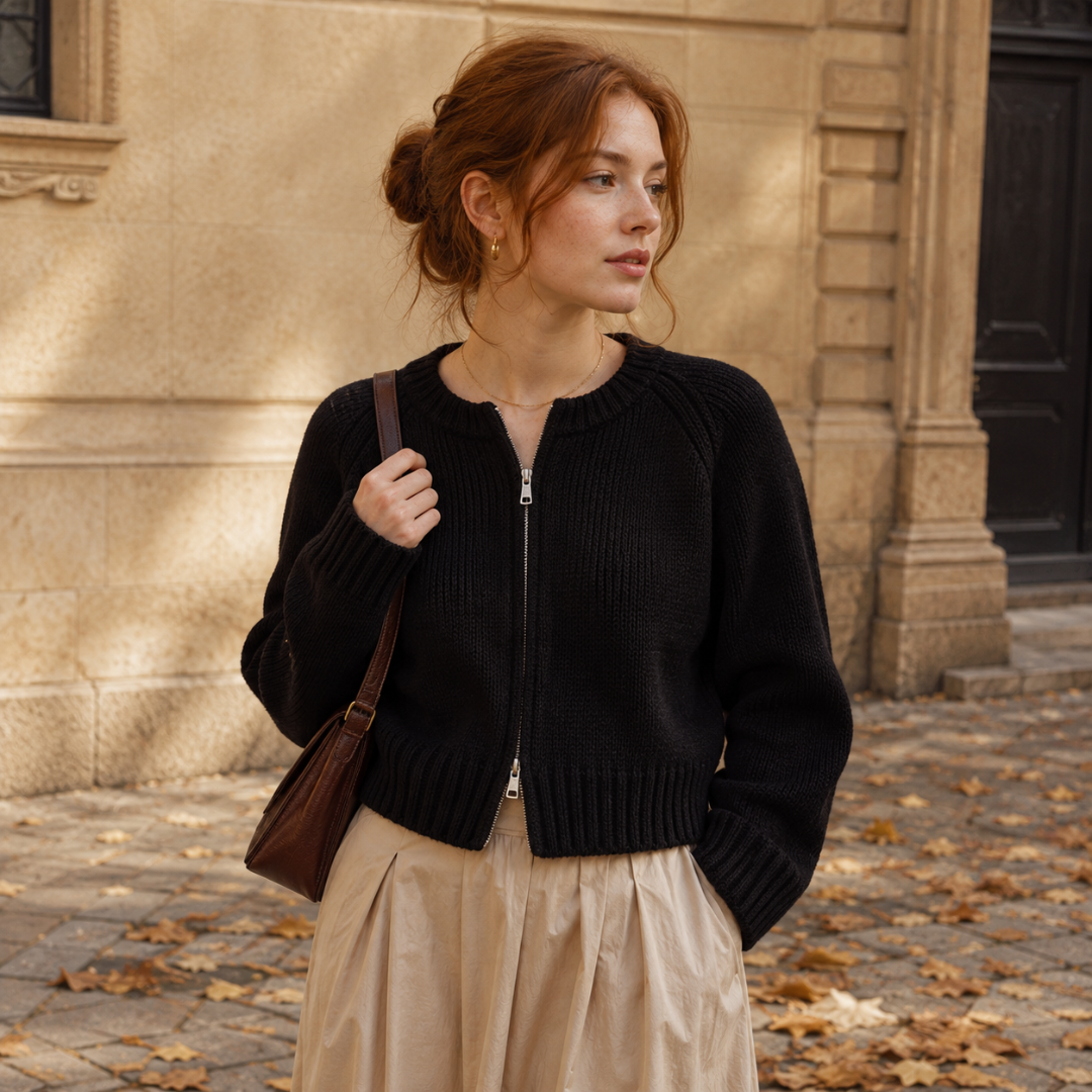 Cardigan nero corto con zip centrale abbinato a gonna beige lunga