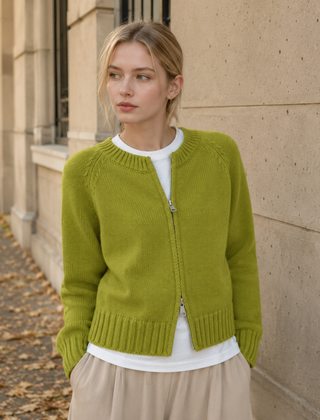 Cardigan verde in maglia con zip argentata, girocollo e fondo a coste
