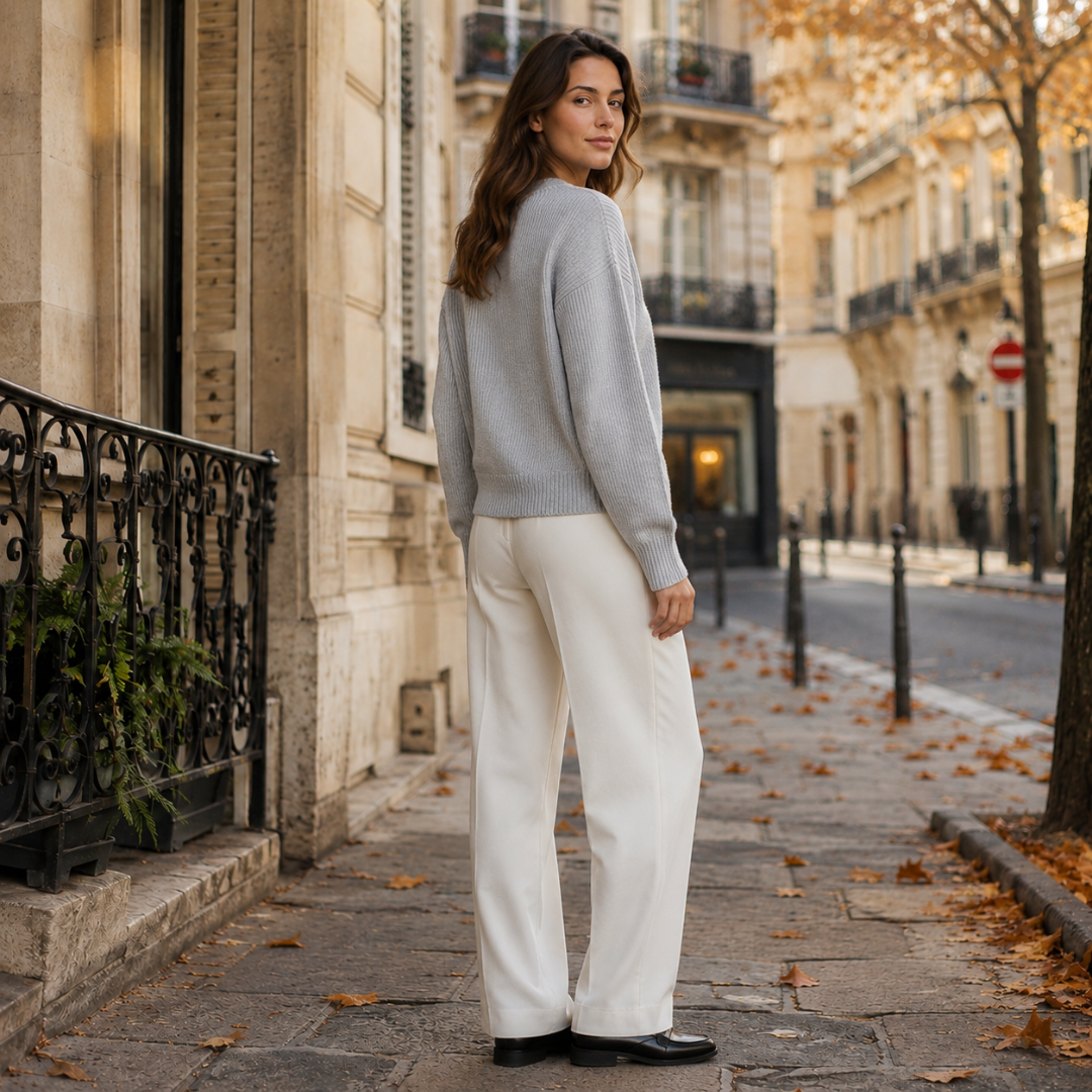 Retro del cardigan grigio chiaro con bordo inferiore a coste e maniche lunghe