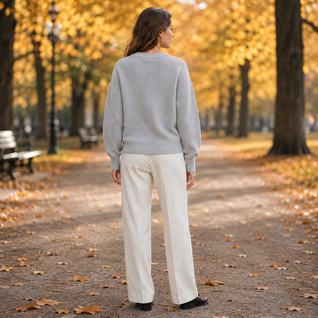 Cardigan donna grigio chiaro visto da dietro, maniche lunghe e spalle morbide
