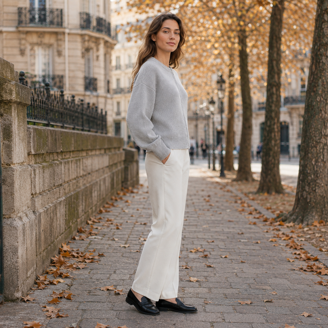 Profilo del cardigan donna grigio chiaro in maglia a coste con mocassini neri