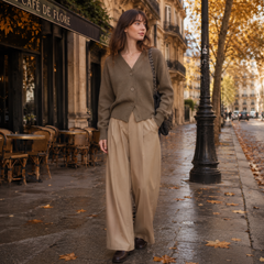 Cardigan donna kaki con bottoni sul davanti e pantaloni larghi beige