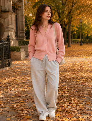 Cardigan donna rosa corto con scollo a V abbinato a pantaloni ampi grigi