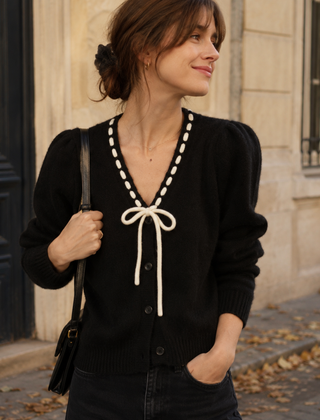 Cardigan donna nero con punto a contrasto crema e fiocco annodato