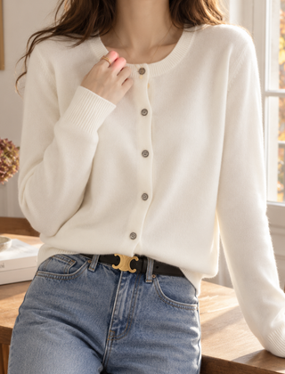 Cardigan donna bianco a girocollo con bottoni frontali e polsini a costine