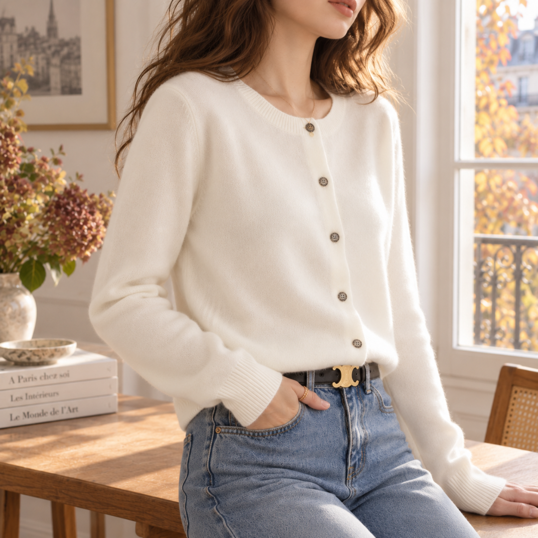 Cardigan bianco donna con fila di bottoni e maniche lunghe, indossato con pantaloni chiari