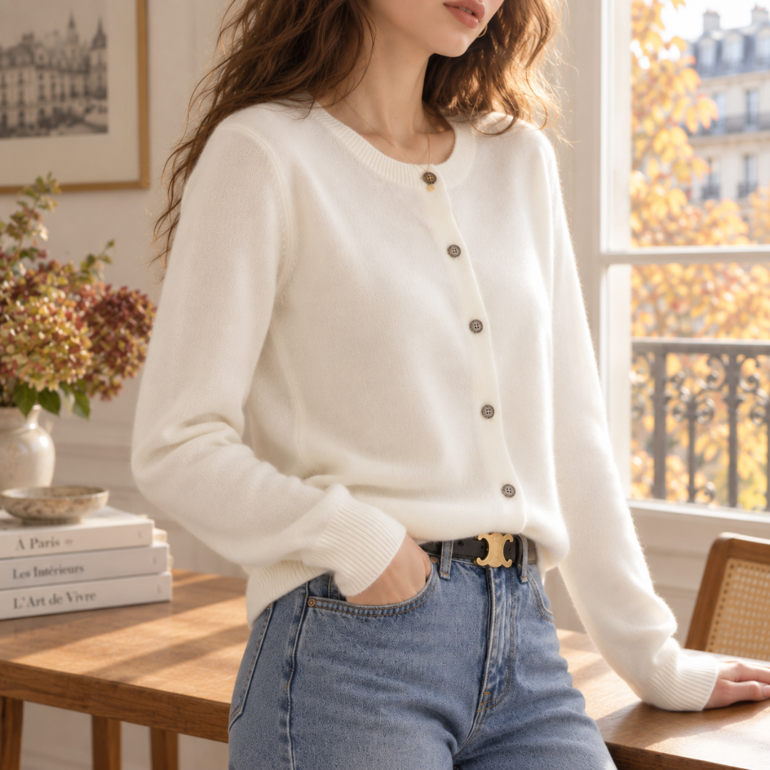 Dettaglio del cardigan bianco donna con scollo a costine e chiusura con bottoni