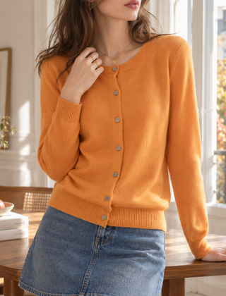 Cardigan donna giallo oro con bottoni frontali e polsini a costine