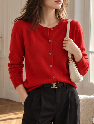 Cardigan donna rosso intenso con bottoni davanti e polsini a costine