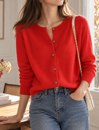 Cardigan donna rosso con girocollo a costine e fila di bottoni frontali