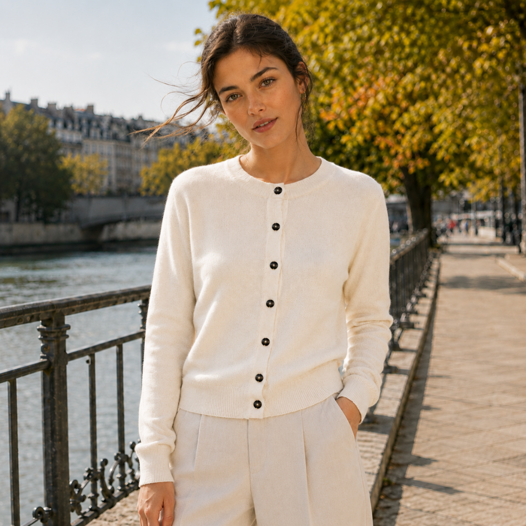 Cardigan donna beige a girocollo con bottoni neri e polsini a coste