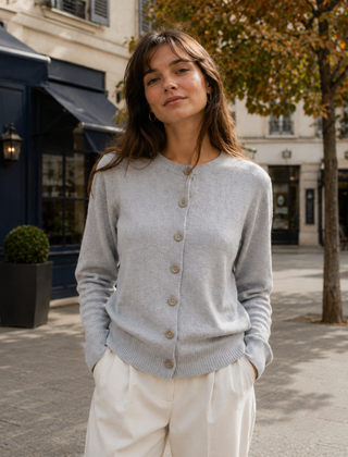 Cardigan donna grigio chiaro a girocollo con bottoni chiari e fondo a coste