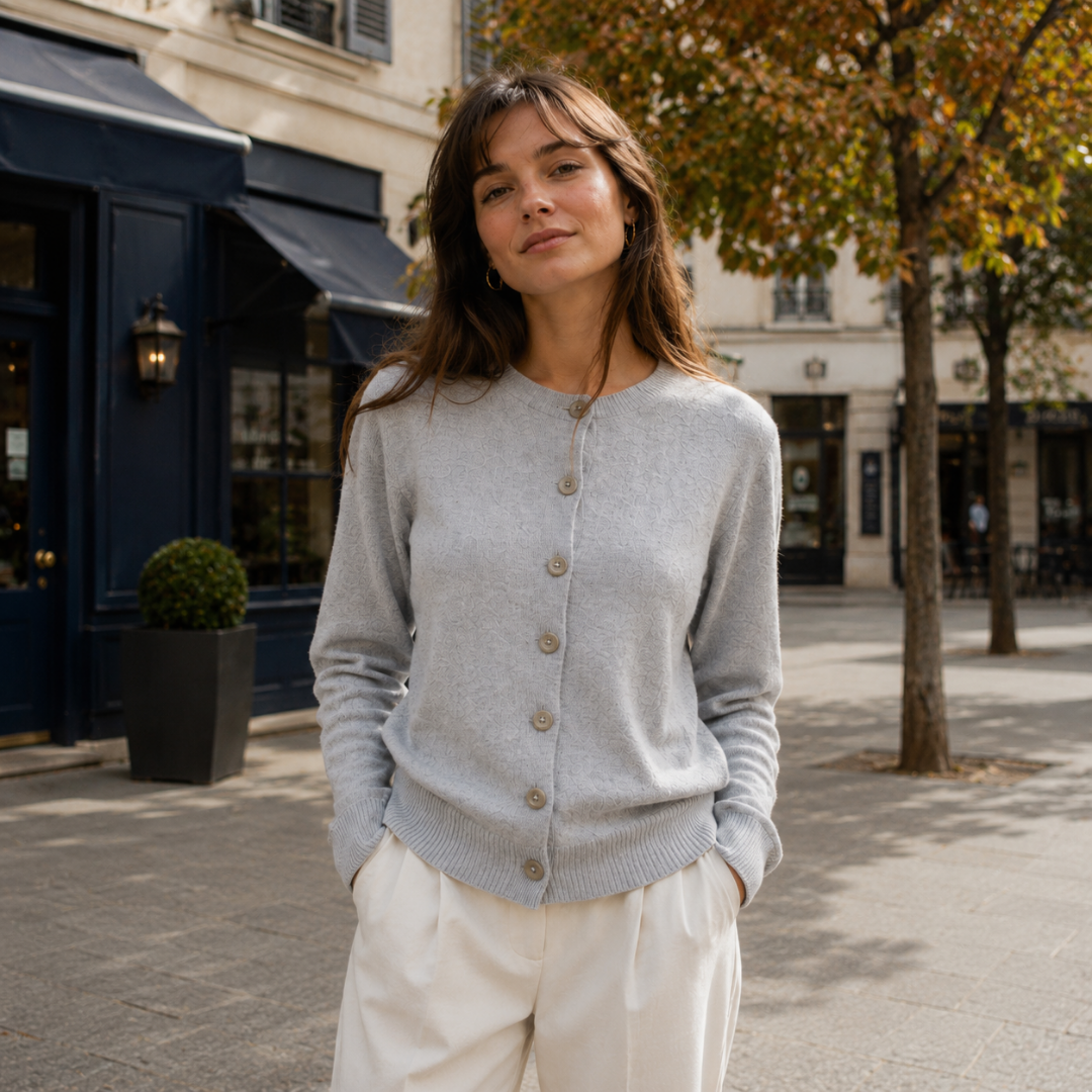 Cardigan donna grigio chiaro a girocollo con bottoni chiari e fondo a coste