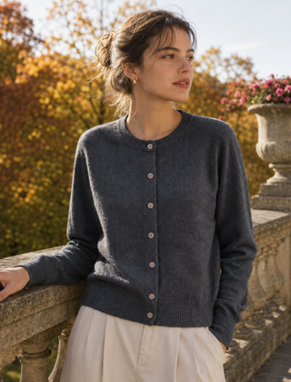 Cardigan donna grigio scuro con bottoni chiari e maniche lunghe a polsino