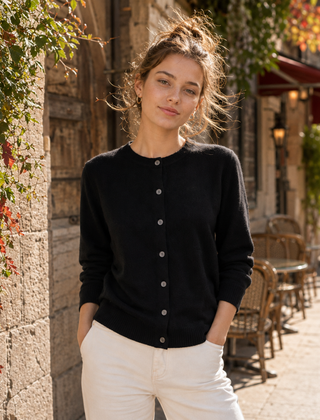 Cardigan donna nero a girocollo con bottoni chiari e maniche lunghe