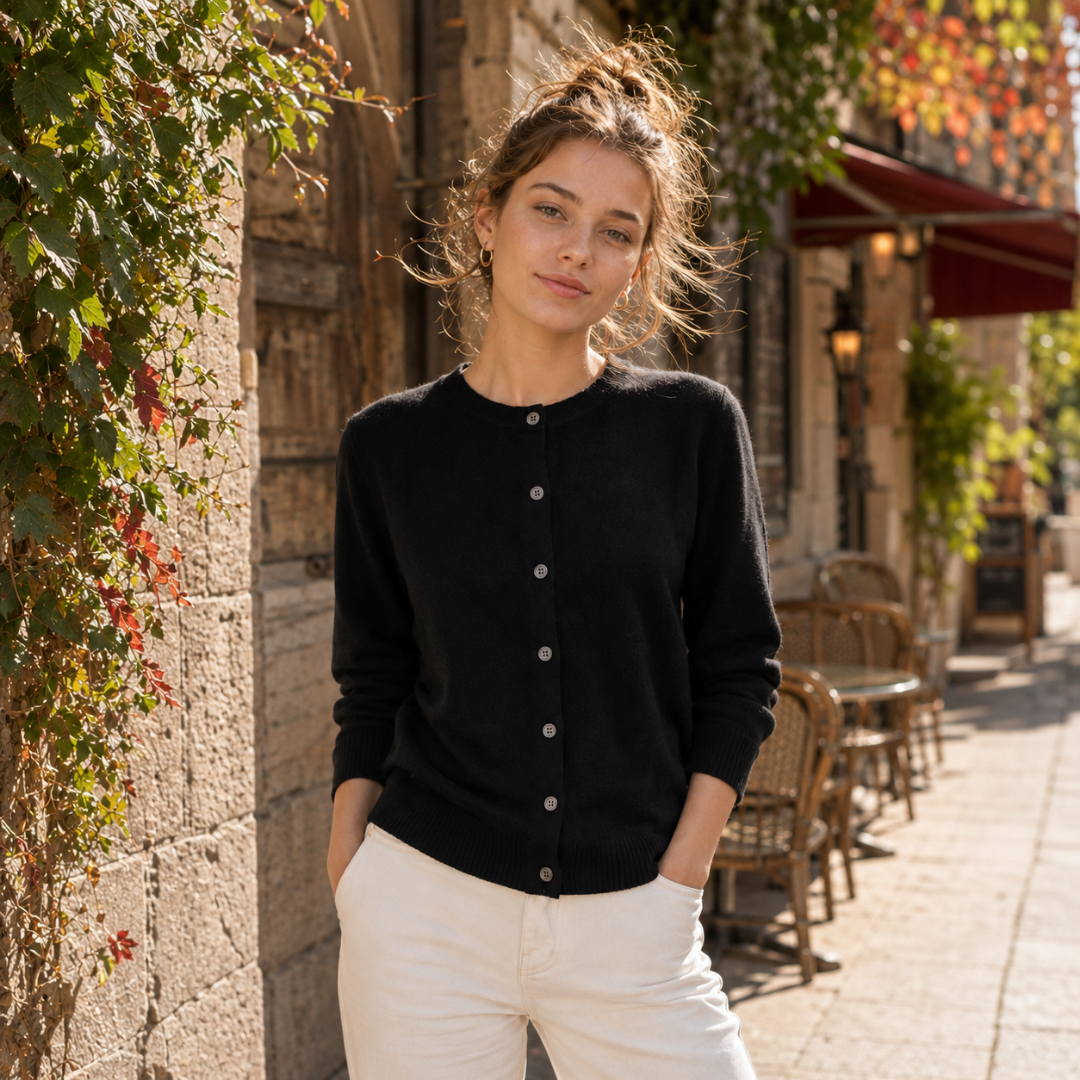 Cardigan donna nero a girocollo con bottoni chiari e maniche lunghe