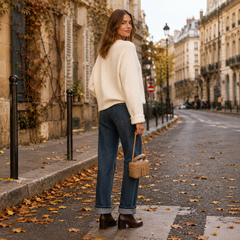 Retro del cardigan donna bianco con maniche lunghe e spalle morbide