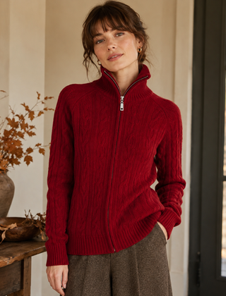 Cardigan donna rosso a trecce con collo alto e polsini a costine