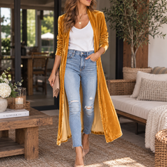 Cardigan lungo giallo con revers a scialle e tasche, indossato su top bianco