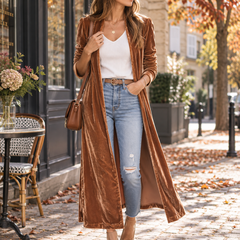 Cardigan lungo marrone aperto sul davanti, portato con pantalone chiaro e cintura
