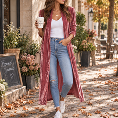 Cardigan lungo rosa aperto sul davanti, abbinato a pantalone chiaro e sneakers bianche