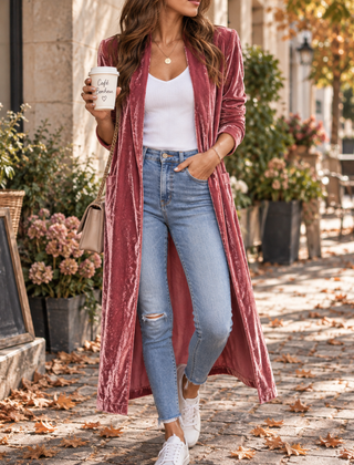 Cardigan lungo rosa aperto sul davanti, abbinato a pantalone chiaro e sneakers bianche