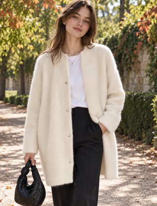 Cardigan donna lungo bianco crema con bottoni a vista e girocollo pulito