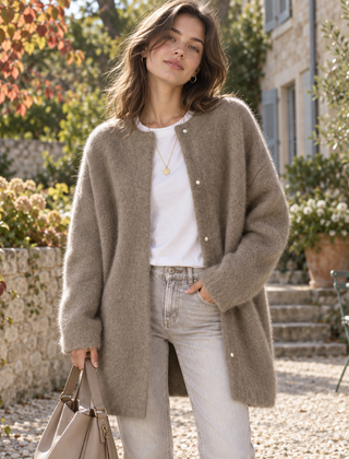 Cardigan lungo color caffè con tasche laterali, indossato aperto su t-shirt bianca