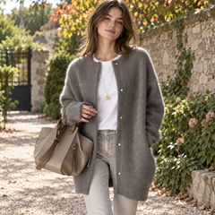 Cardigan lungo grigio con maniche lunghe, tasche laterali e bottoni frontali