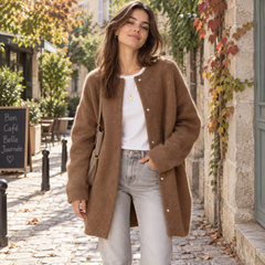 Cardigan donna marrone lungo con bottoni chiari e girocollo, look da città