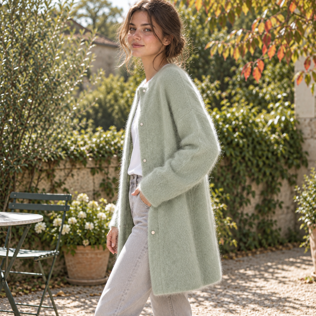 Vista laterale del cardigan lungo verde con maniche lunghe e abbottonatura frontale