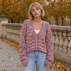 Cardigan multicolore con bordo a coste lungo l'apertura frontale e pantaloni chiari