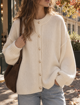 Cardigan donna beige chiaro con bottoni dorati abbinato a pantaloni chiari