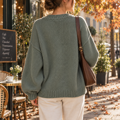 Retro del cardigan verde in maglia grossa con bordo inferiore a coste