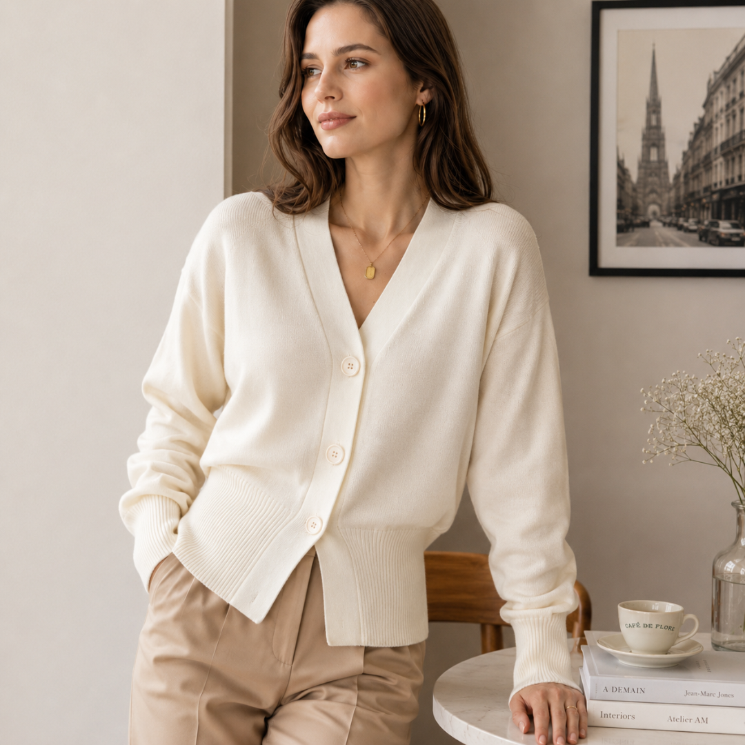 Cardigan donna bianco con scollo a V e bottoni, indossato con pantaloni beige