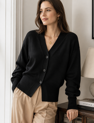 Cardigan donna nero con scollo a V, bottoni frontali e polsini a coste