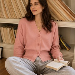 Cardigan donna rosa con scollo a V, tre bottoni e bordi a coste