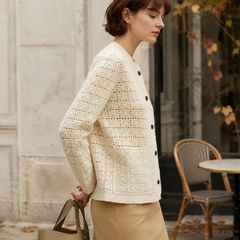 Vista laterale del cardigan donna beige con bottoni e bordo a coste